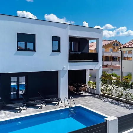 3 Bedroom Stunning In *