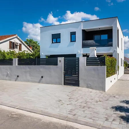 3 Bedroom Stunning In Holiday home *